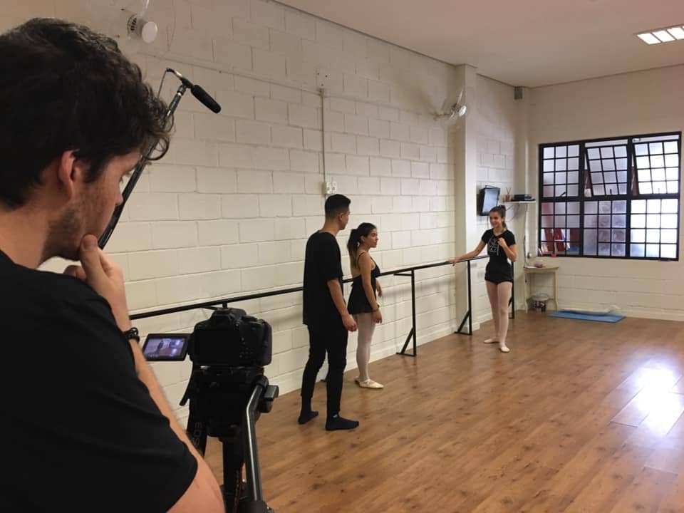 A dança da verdade: o primeiro encontro de Ingrid com um de seus pretendentes.